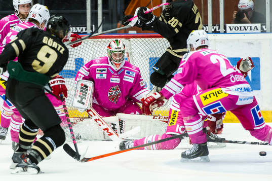 Modos målvakt Adam Reideborn räddar i målet när