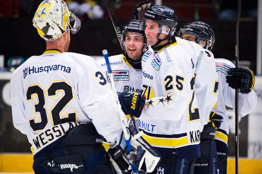 HV71s HV71s målvakt Gustaf Wesslau jublar med Riley