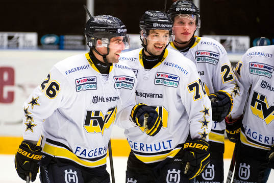 HV71s Riley Holzapfel, Patrik Carlsson och Lawrence Pilut