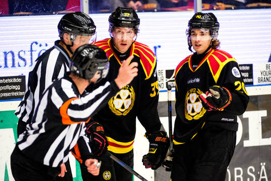 Brynäs Jonas Nordquist och Adam Brodecki samtalar med