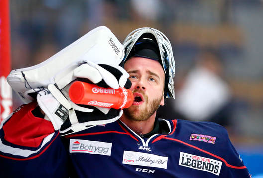 Linköpings David Rautio dricker före ishockeymatchen i