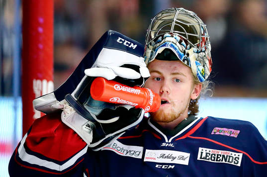 Linköpings Linköping målvakt Marcus Högberg dricker