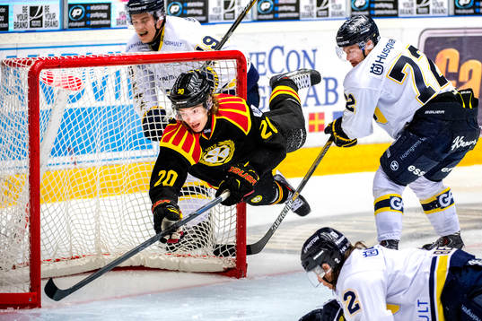 Brynäs Adam Brodecki faller framför HV71s målbur