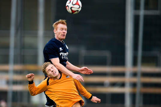 Utsiktens Robin Jonsson i nickduell med Kristianstads Joel