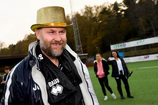Utsiktens tränare Janne Carlsson jublar