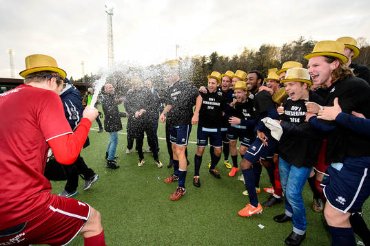 Utsiktens målvakt Axel Wibrån spritar champagne över