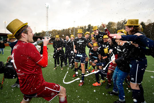 Utsiktens målvakt Axel Wibrån spritar champagne över