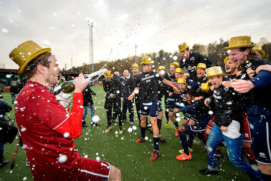 Utsiktens målvakt Axel Wibrån spritar champagne över