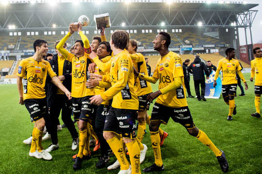 Elfsborgs spelarna lyfter pokalen och jublar
