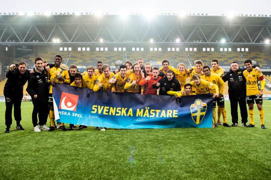 Elfsborgs spelare och ledare jublar bakom Svenska mästare
