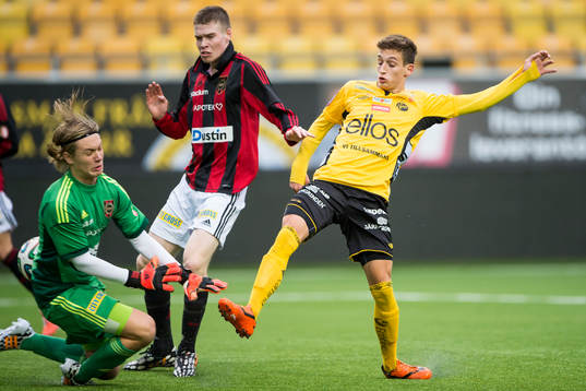 Elfsborgs Arian Kabashi styr bollen förbi Brommapojkarnas