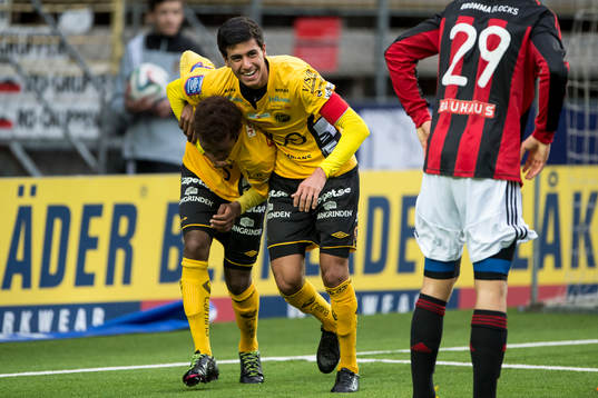 Elfsborgs Aydrus Hassan jublar och kramas om av Rami Dridi