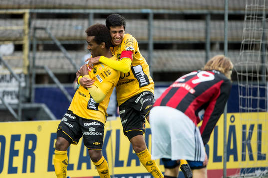 Elfsborgs Aydrus Hassan jublar och kramas om av Rami Dridi