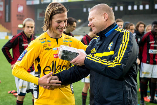 U17 landslagets förbundskapten Tomas Turesson delar ut
