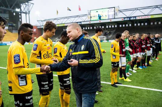 U17 landslagets förbundskapten Tomas Turesson delar ut