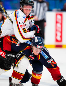 Luleås Per Savilahti-Nagander håller fast Djurgårdens