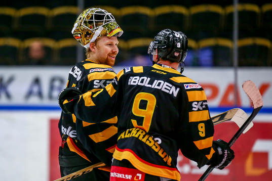Skellefteås målvakt Erik Hanses och Patrik Zackrisson