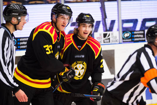 Brynäs Jonas Nordquist och Adam Brodecki samtalar med