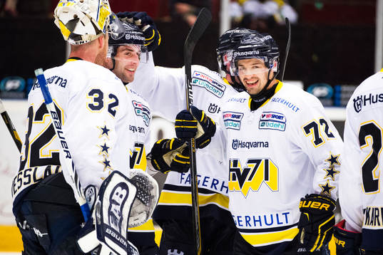 HV71s målvakt Gustaf Wesslau jublar med Riley Holzapfel