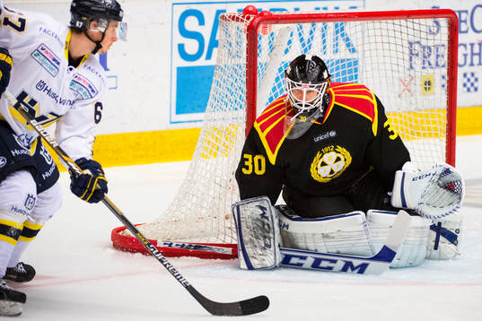HV71s Christoffer Törngren och Brynäs målvakt Joel