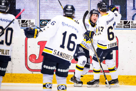 HV71s Riley Holzapfel jublar