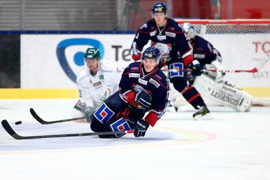 Linköpings Anton Blomberg täcker skott