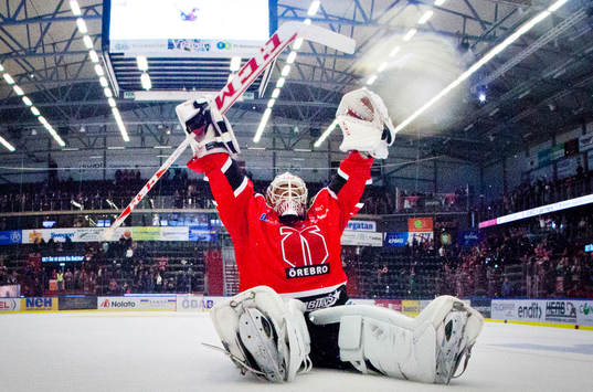 Örebros målvakt Henrik Lundberg gör kullerbytta och