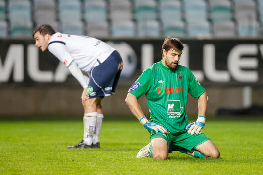 Gefles målvakt Emil Hedvall deppar