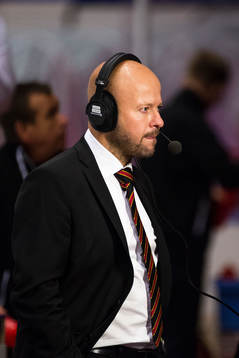 Brynäs huvudtränare Tommy Jonsson blir intervjuad av tv