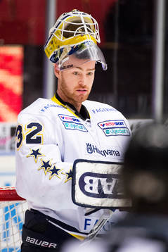 HV71s målvakt Gustaf Wesslau deppar