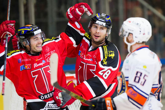 Örebros Tim Wallace (m) jublar