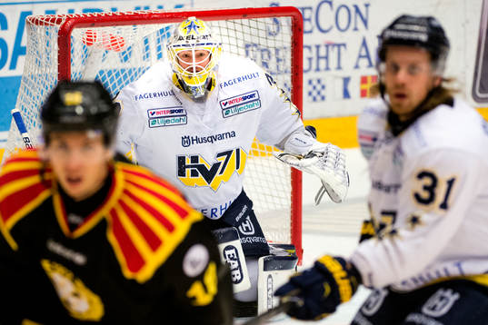HV71s målvakt Gustaf Wesslau