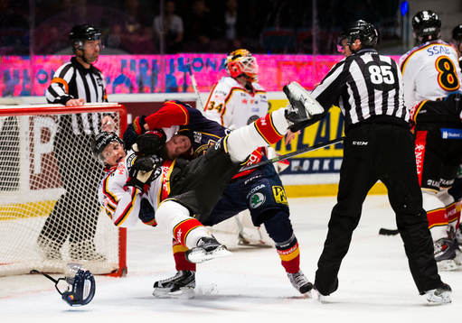 Luleås Kristian Näkyvä och Marcus Sörensen brottas