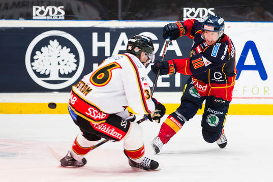 Djurgårdens Joakim Eriksson med ett skott som går förbi