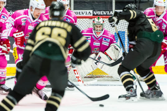 Frölundas Oscar Fantenberg och Max Görtz anfaller Modos