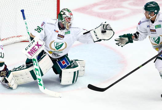 Räddning av Färjestads målvakt Fredrik Pettersson-Wentzel