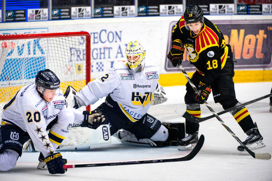 HV71s Lawrence Pilut och HV71s målvakt Gustaf Wesslau