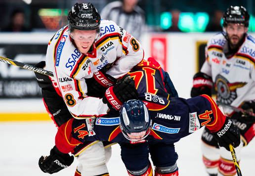 Luleås Per Savilahti-Nagander håller fast Djurgårdens