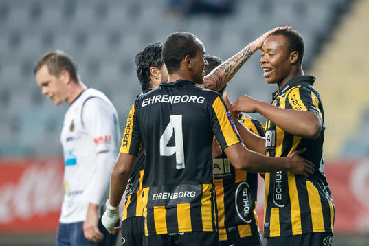 Häckens Carlos Strandberg (h) gratuleras