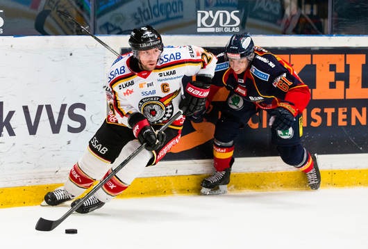 Luleås Chris Abbott jagas av Djurgårdens Markus Ljungh