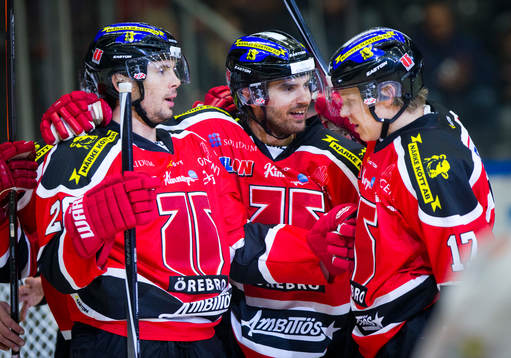 Örebros Tim Wallace gör 3-1 och jublar med Martin