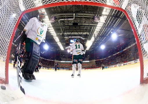 Färjestads målvakt Justin Pogge petar ut pucken ur målet