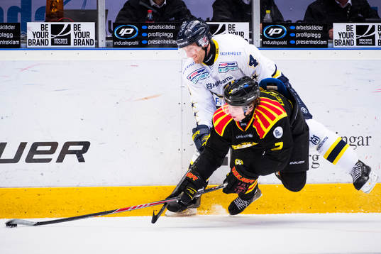 HV71s  Marcus Nilson och Brynäs Ponthus Westerholm i en