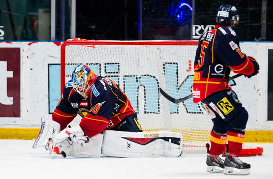 Djurgårdens målvakt Mantas Armalis tar hand om pucken