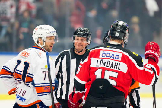Växjös Tomi Kallio och Örebros Henrik Löwdahl pratar