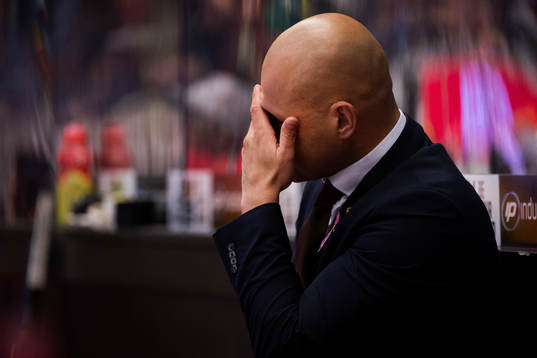 HV71s huvudtränare Andreas Johansson deppar