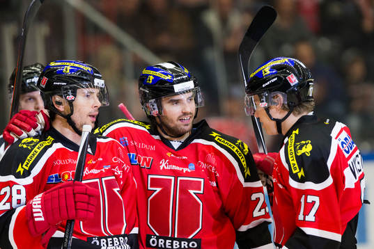 Örebros Tim Wallace, Tomas Skogs och Daniel Viksten jublar