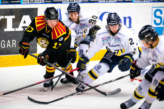 Brynäs Pathrik Westerholm i en duell med HV71s  Ted