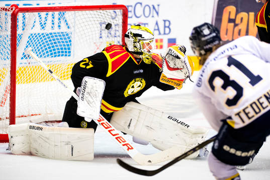 HV71s Mattias Tedenby gör mål bakom Brynäs målvakt