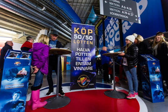 Försäljning av 50/50 lotten innan ishockeymatchen i SHL